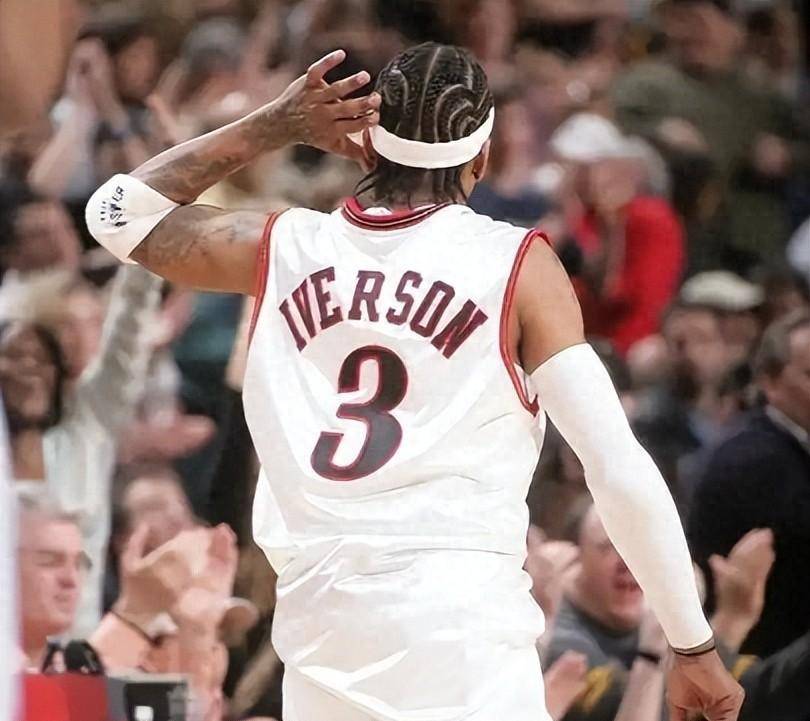 特朗普：我踢球的水平与C罗梅西差不太多，速度可能更快一点（特朗普称自己踢球水平与梅西C罗相仿，速度可能更快）