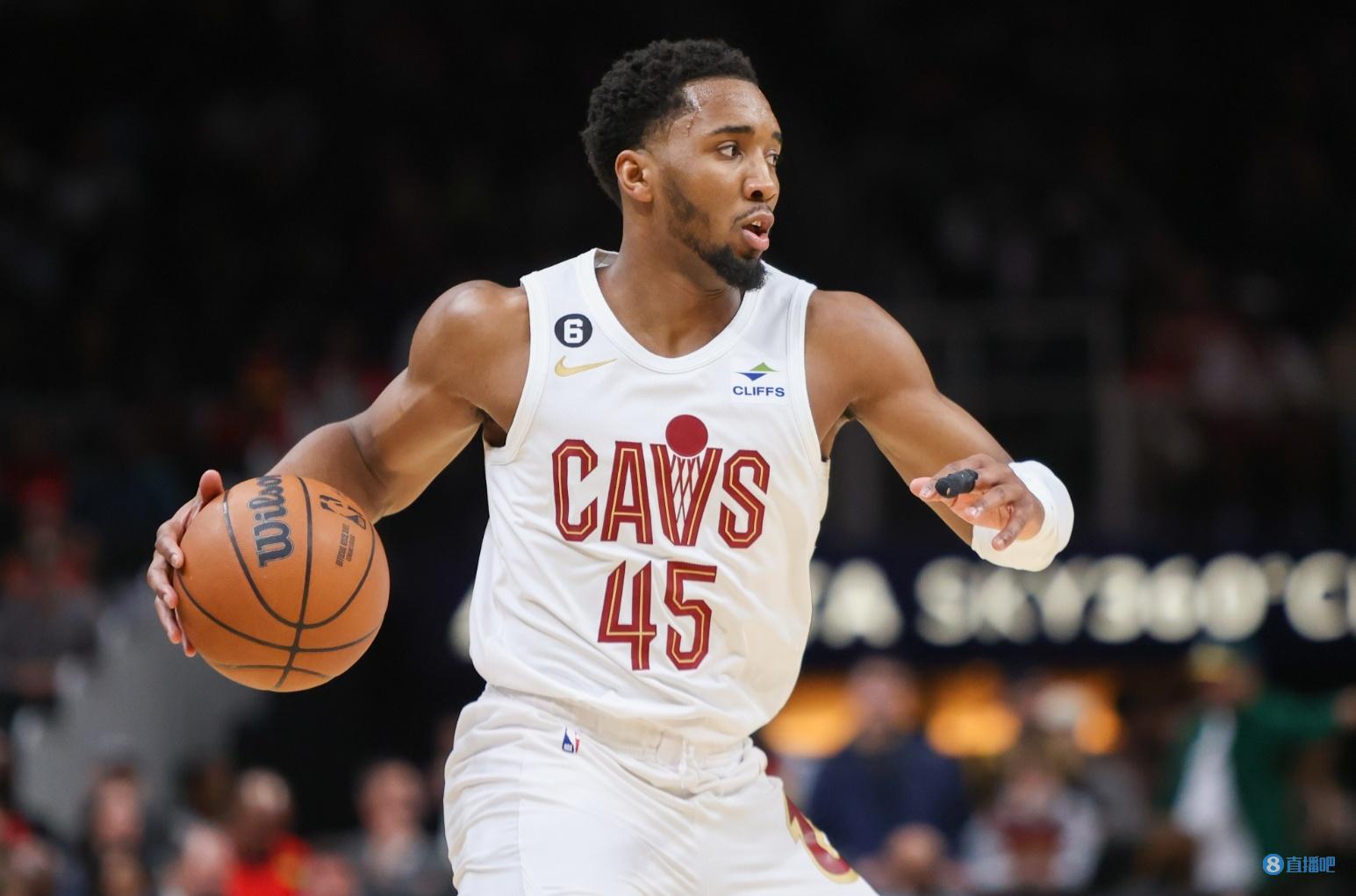 持续发力！萨林杰送长传 胡明轩助张昊上篮将分差拉开到20分以上（火力不减！萨林杰长传发动，胡明轩助张昊上篮，领先突破20分）