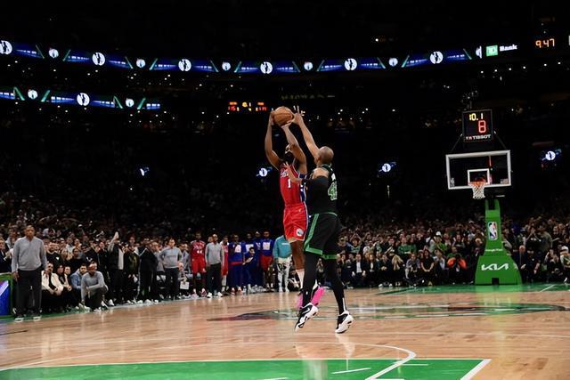 花滑小明｜下雪了，看到冰上飞来一只蝴蝶～（雪落冰场，花滑小明邂逅飞来的蝴蝶）