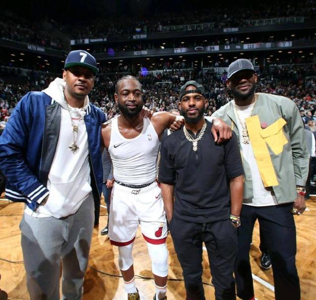 詹姆斯谈NBA杯出局：我不在乎这个，有没有杯赛我都热爱打球（詹姆斯回应NBA杯出局：杯赛与否无关紧要，我依旧热爱打球）